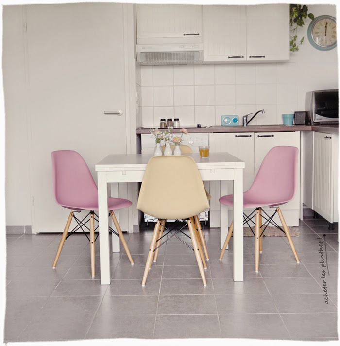 Яркие стулья Eames для столовой