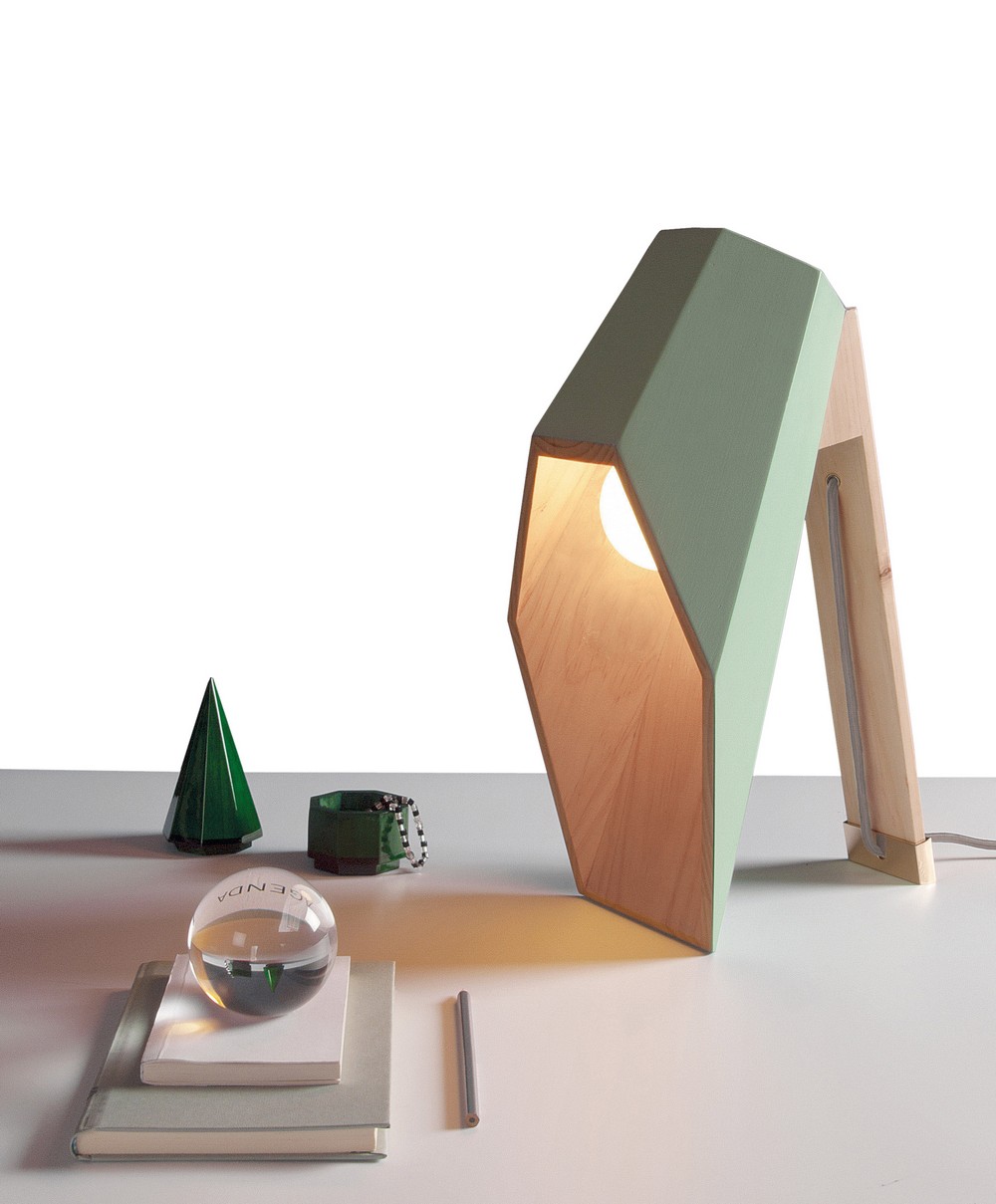 Оригинальный светильник от Алессандро Замбелли на столе