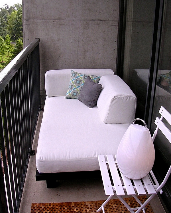 Балкон с белым диваном и светильником