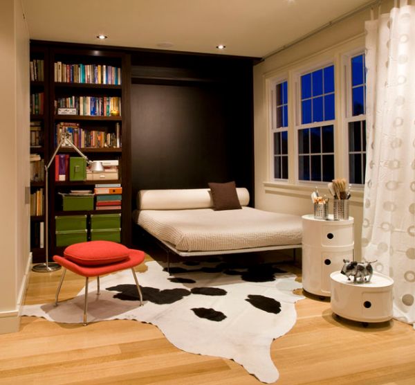 Чёрно-белый ковёр на полу в спальне