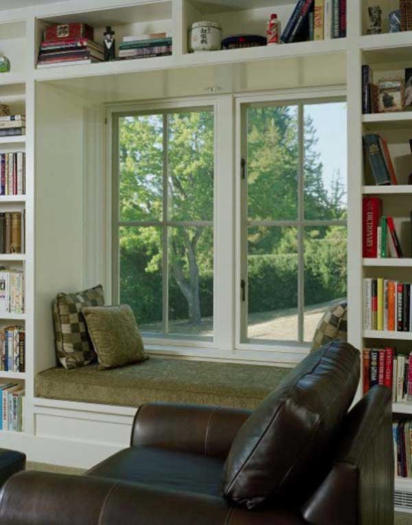 Место для чтения у окна в домашней библиотеке