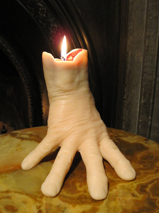 Свечка в форме руки зомби