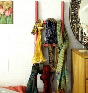 Металлическая этажерка для хранения шарфов и платков