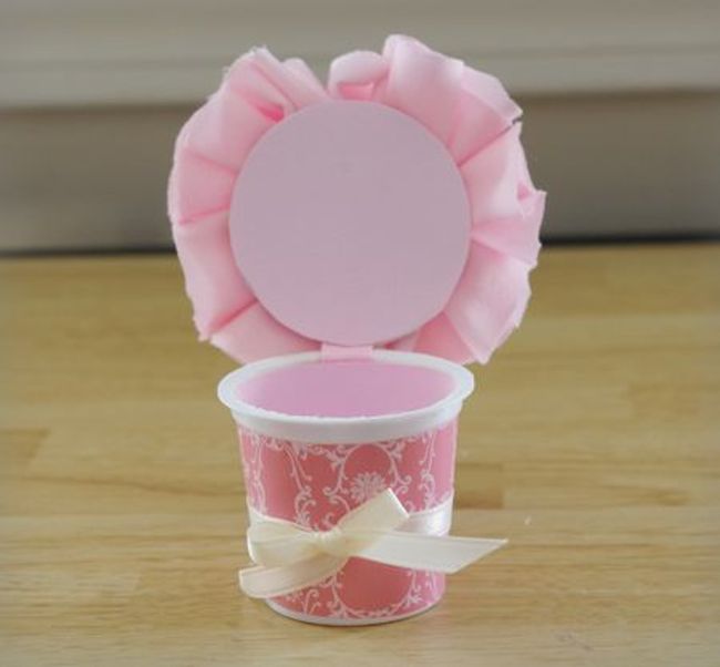 Розовая шкатулка для аксессуаров из пластиковых стаканчиков