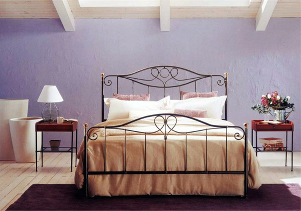 Красивая кровать во французском стиле
