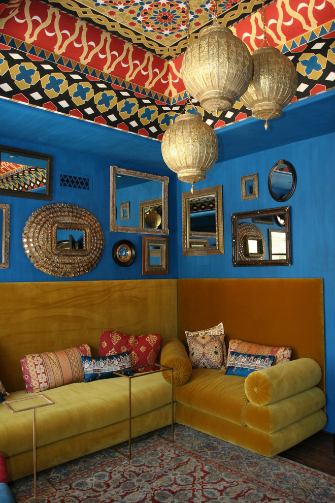 Угловой диван в интерьере в марокканском стиле