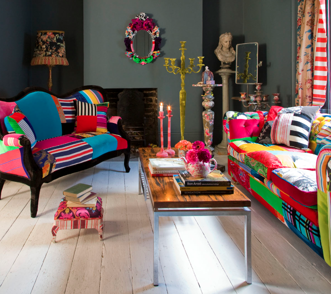 Красочная обивка диванчиков освежает дизайн гостиной