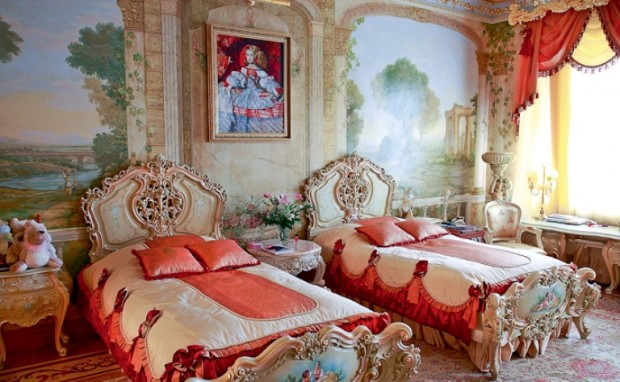 Кровати в спальне в стиле рококо