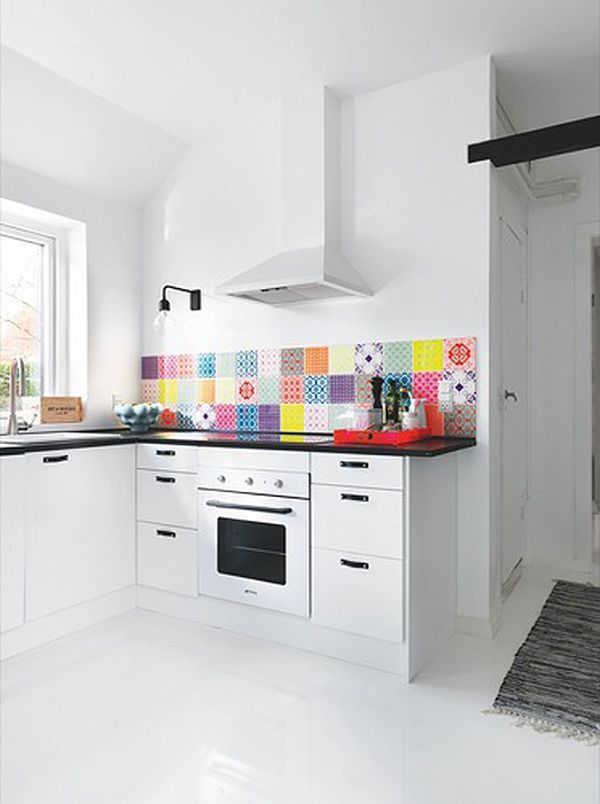 Красочный кухонный фартук на белой кухне