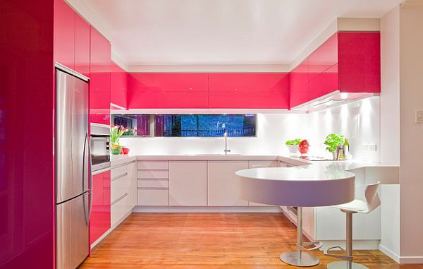 Розовая кухонная мебель в интерьере