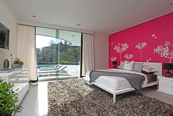 Розовая стена над кроватью в интерьере