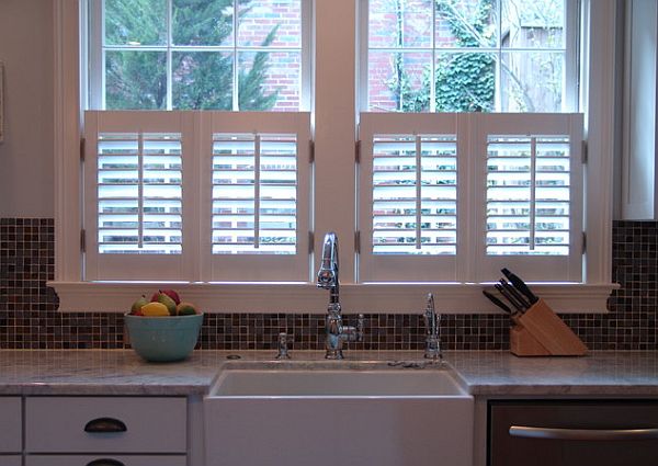 Кухонное окно с небольшими внутренними ставнями