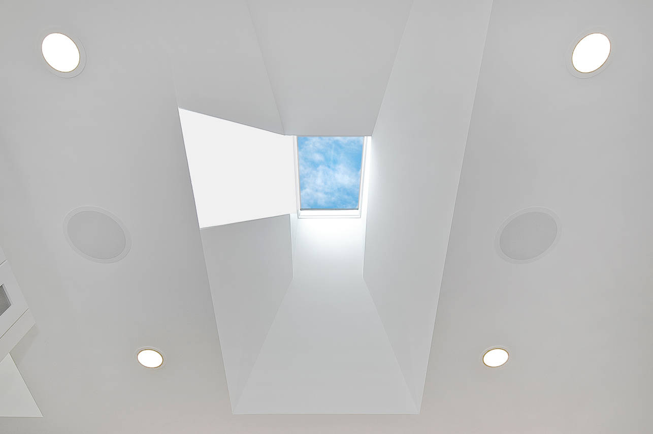 Белый потолок с потолочными окнами