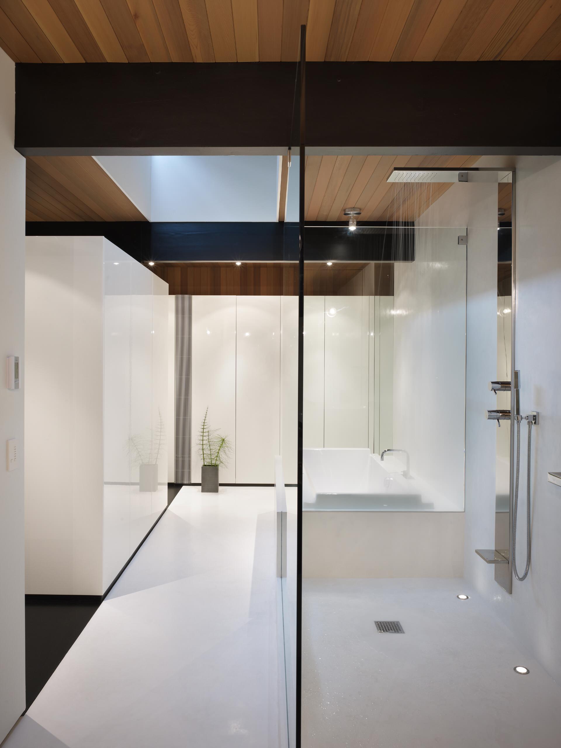 Потолочные окна в современной ванной