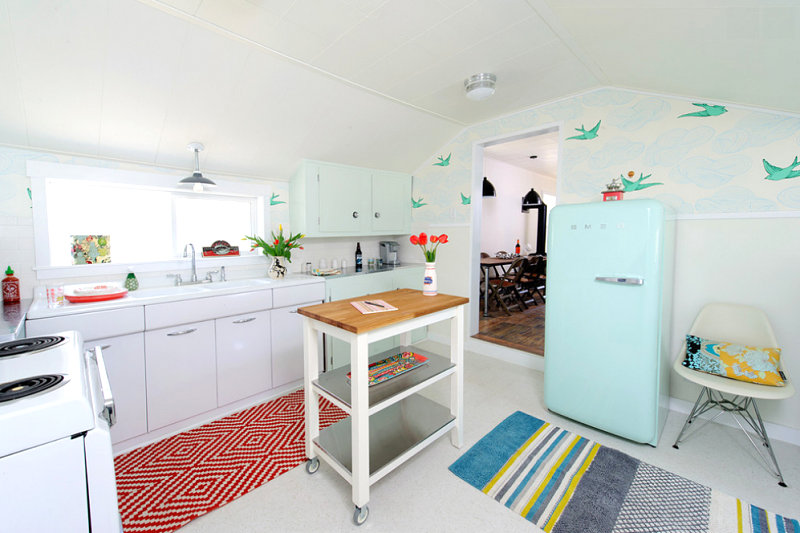 Красочный дизайн в интерьере кухни