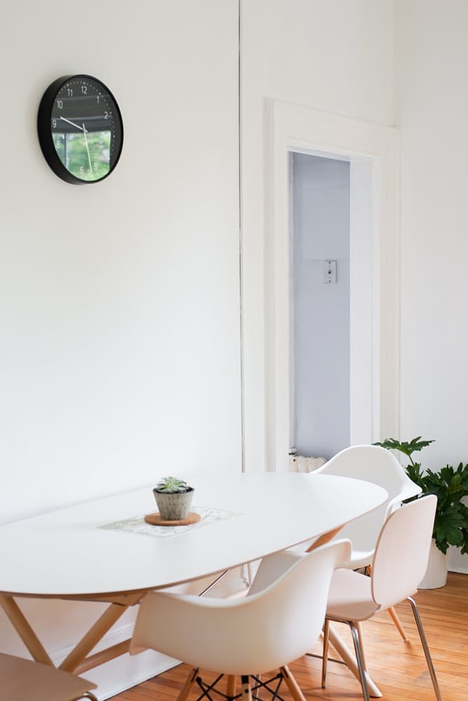 Интерьер дома в скандинавском стиле: белый овальный стол