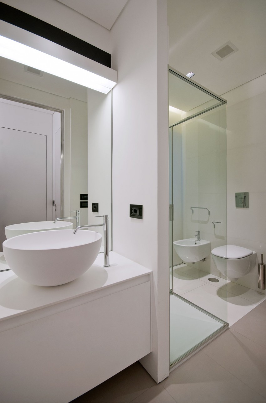 Ванная Железного дома в минималистичном стиле, Италия