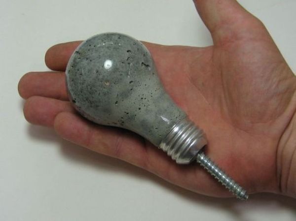 Чудесный крючок в форме лампочки из бетона