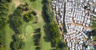 Аэрофотоснимки от Джонни Миллера: «Неравные сцены» из жизни в городах Южной Африки
