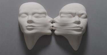 Джонсон Цанг: фарфоровые скульптуры с комическим морфингом лиц
