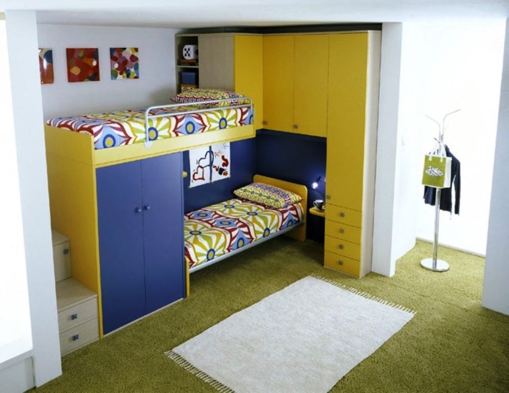 Мебель для 2 детей. Мебель для детской комнаты для двоих разнополых. Детская комната для двоих разнополых с двухъярусной кроватью. Мебель для детской комнаты для двоих разнополых детей. Мебель для двоих детей в маленькую комнату.