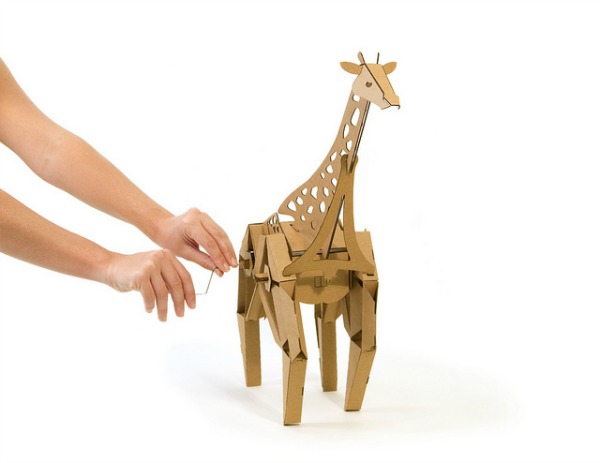 Картонная скульптура жирафа