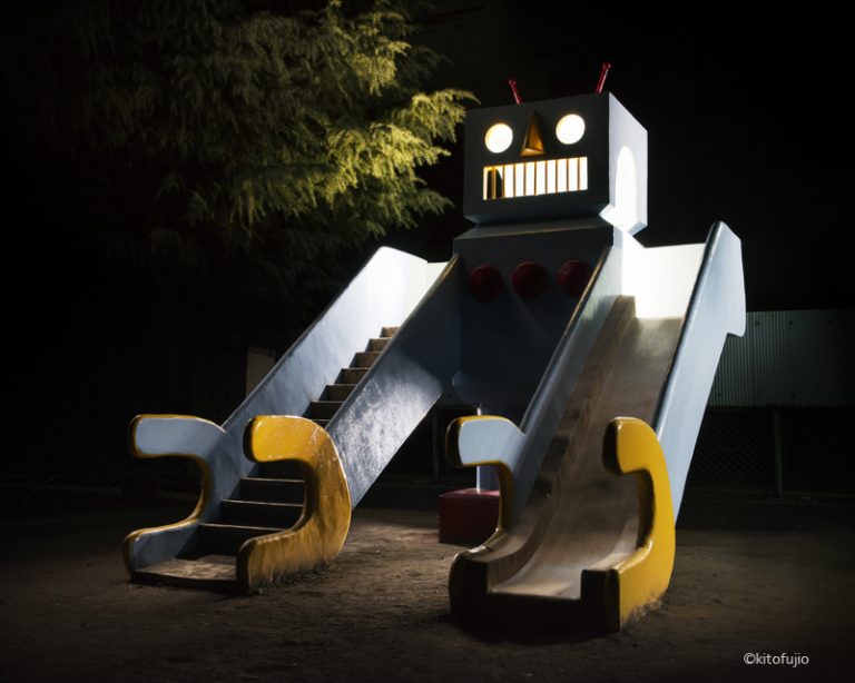 Детские игровые площадки в серии фотографий Кито Фудзё