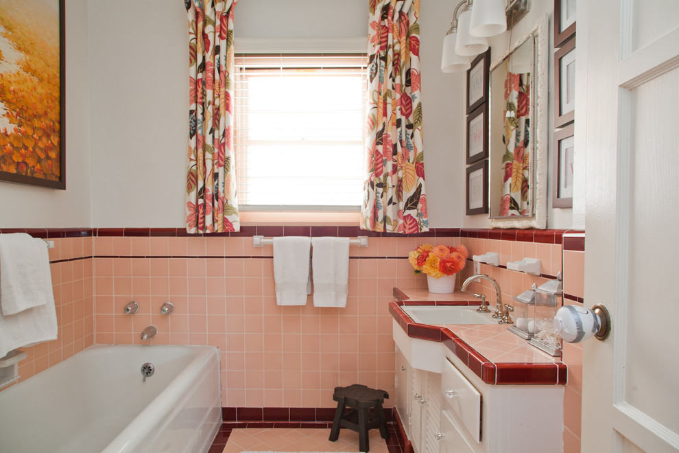 Цветная раковина и ванна для ванной комнаты: фото интерьеров.