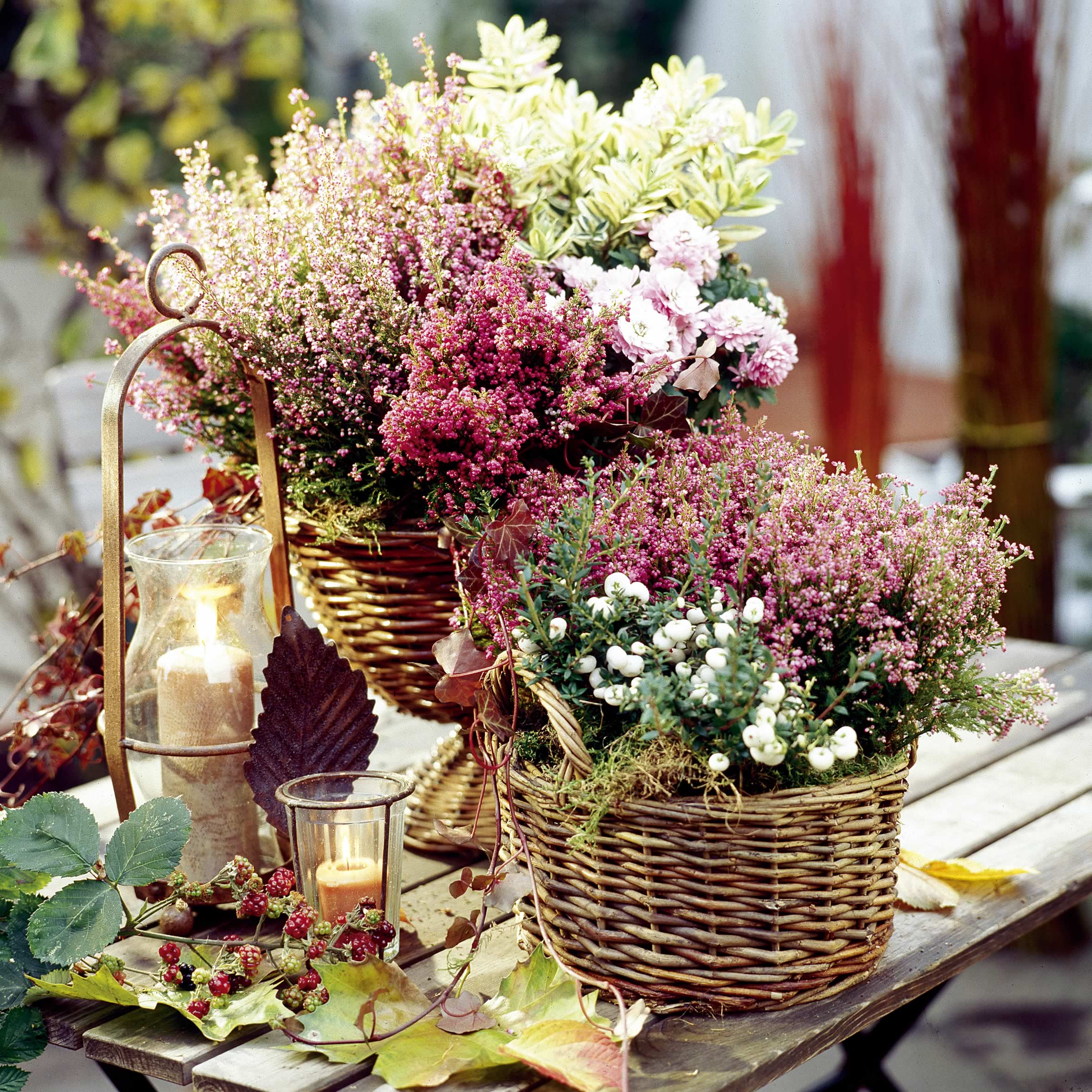 Плетенные корзины для цветов в интерьере
