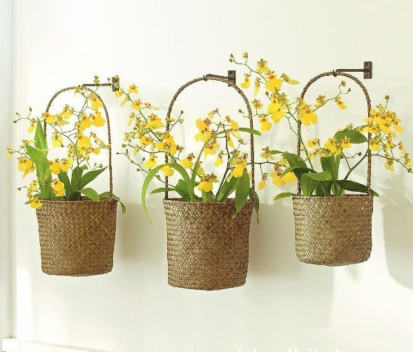 Красивые плетенные корзины для цветов в интерьере