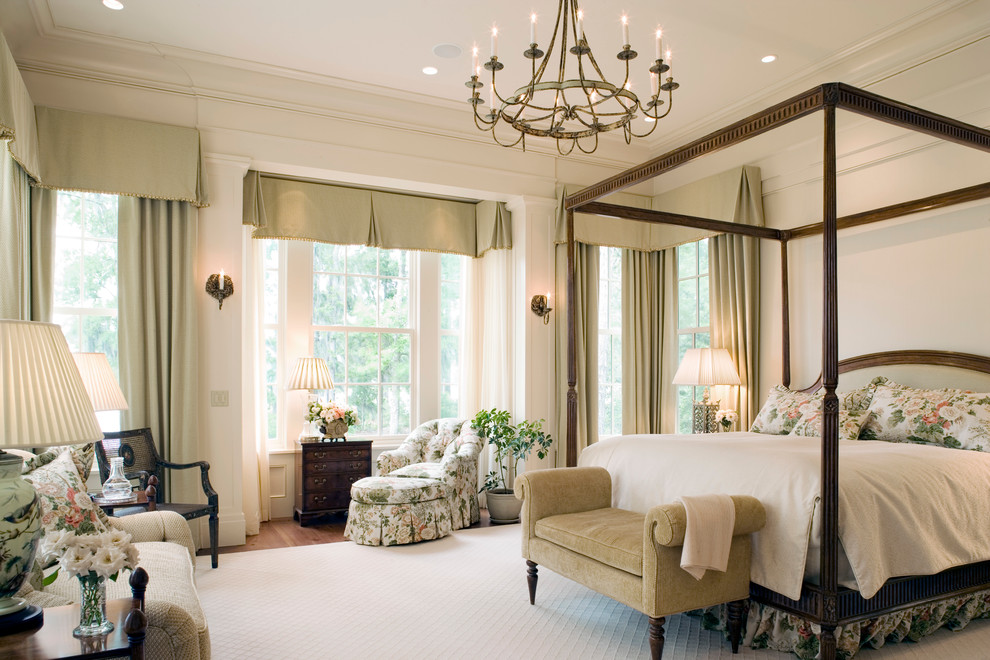 Красивая подвесная люстра в интерьере спальни от Historical Concepts