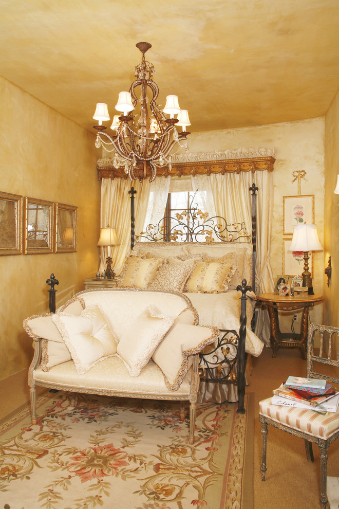 Роскошная подвесная люстра в интерьере спальни от Bruce Kading Interior Design