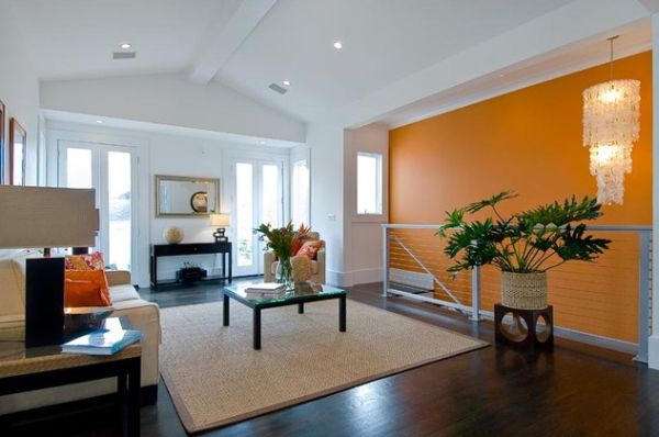 Оформление гостиной с оранжевым акцентом на стене