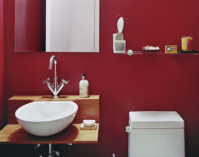 Красные стены в ванной