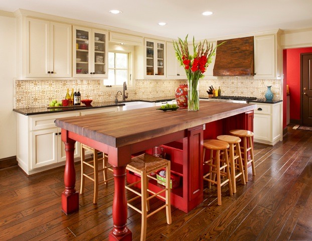 Красный деревянный кухонный остров