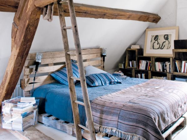 Сногшибательная кровать из поддонов в интерьере спальной комнаты