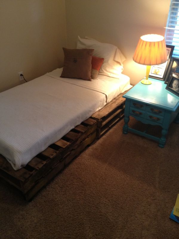 Бесподобная кровать из поддонов в интерьере спальной комнаты