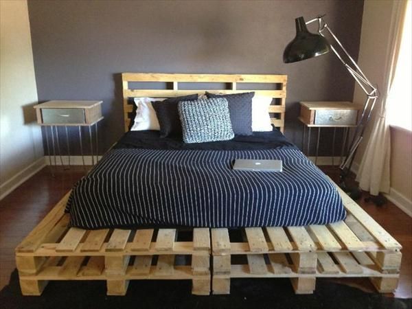 Изысканная кровать из поддонов в интерьере спальной комнаты