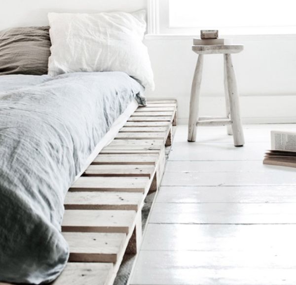 Креативная кровать из поддонов в интерьере спальной комнаты