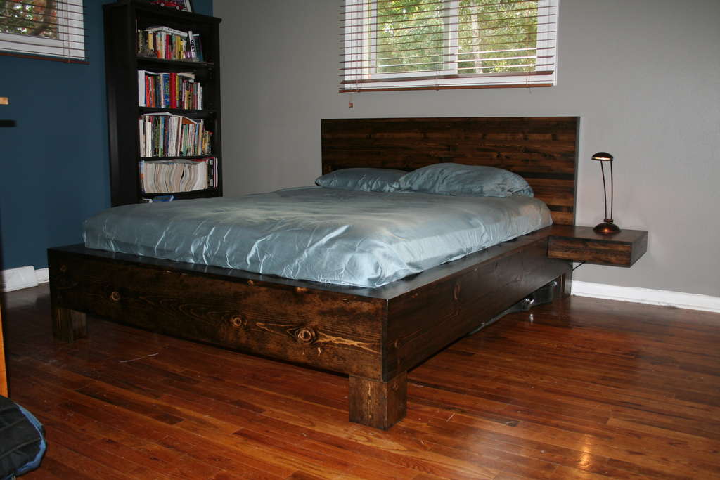 Оригинальная двуспальная кровать из массива дерева