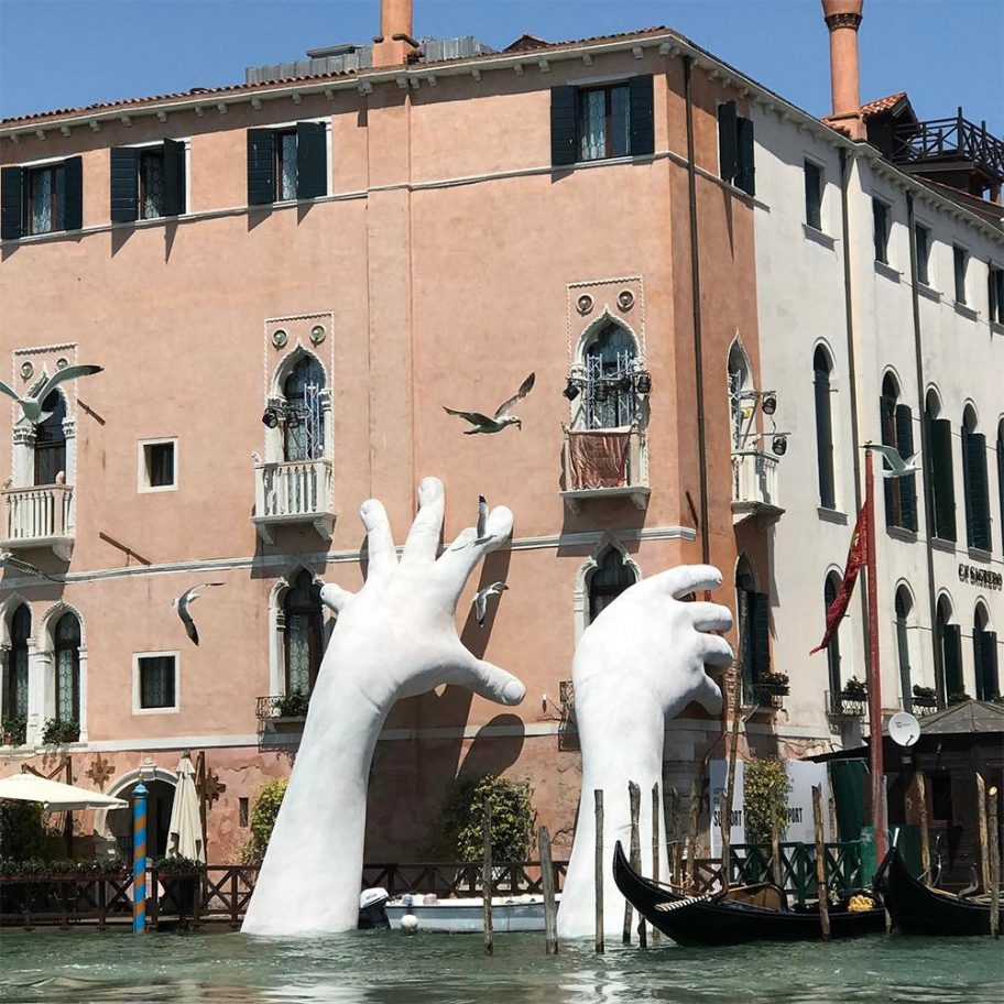 Лоренцо Куинн: инсталляция на биеннале в Венеции
