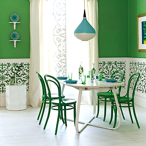 Зеленые стулья и стены в интерьере