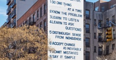 Уличная фреска в Нью-Йорке: анонс выставки Питера Фишли и Дэвида Вайсса «Как работать лучше»