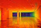 Лиз Уэст: радужный спектр в захватывающей инсталляции «Наш цвет»