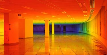 Лиз Уэст: радужный спектр в захватывающей инсталляции «Наш цвет»