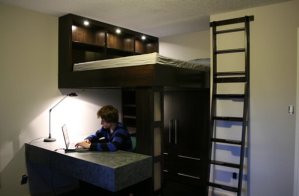 Компактная конструкция, состоящая из кровати и письменного стола