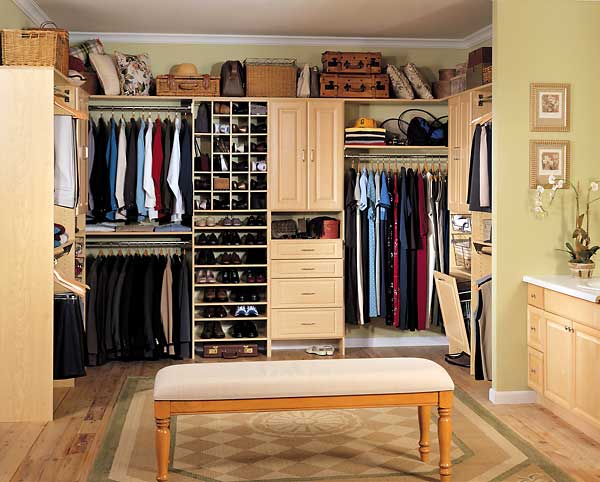 Большой вместительный шкаф для хранения одежды