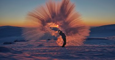 Майкл Дэвис: эффектное фото облака из застывшего чая, рассеянного у Полярного круга при низкой температуре