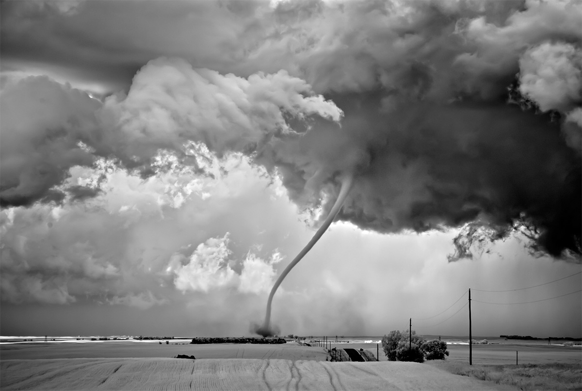 Апокалиптические чёрно-белые фотографии штормов от Митча Добраунера