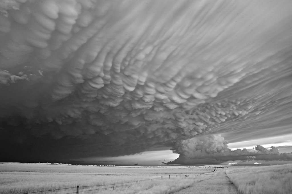 Апокалиптические чёрно-белые фотографии штормов от Митча Добраунера